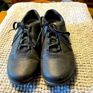 Clarks Cloudsteppers 9.5 Medium with memory foam inserts.
